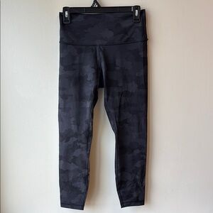 Lululemon camo Black Athletic Leggings 8 Wunder under